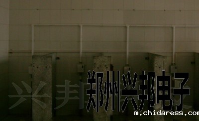 大便蹲位厕所节水器在河北任丘一中安装现场