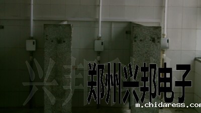 大便蹲位厕所节水器在河北任丘一中安装现场