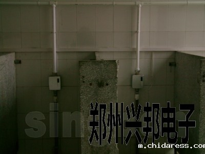 大便蹲位厕所节水器在河北任丘一中安装现场